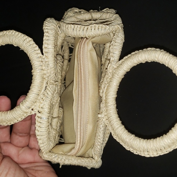 NWOT- Woven Natural Color Handbag/ Purse. 11.5 x 8. Liner included. - Picture 3 of 6